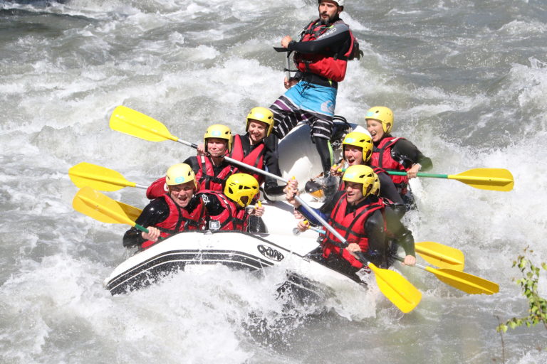 Personnes qui font du Rafting sur une rivière